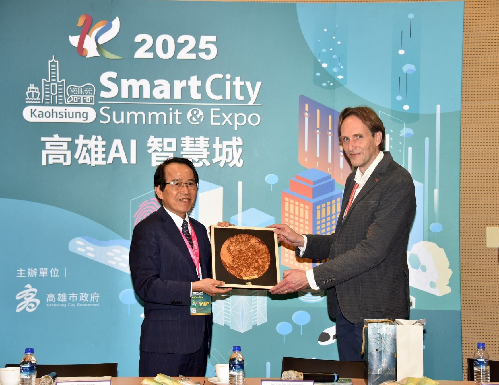 林欽榮副市長(左) 與OASC主席Karl Filip Coenegrachts(右)合照。