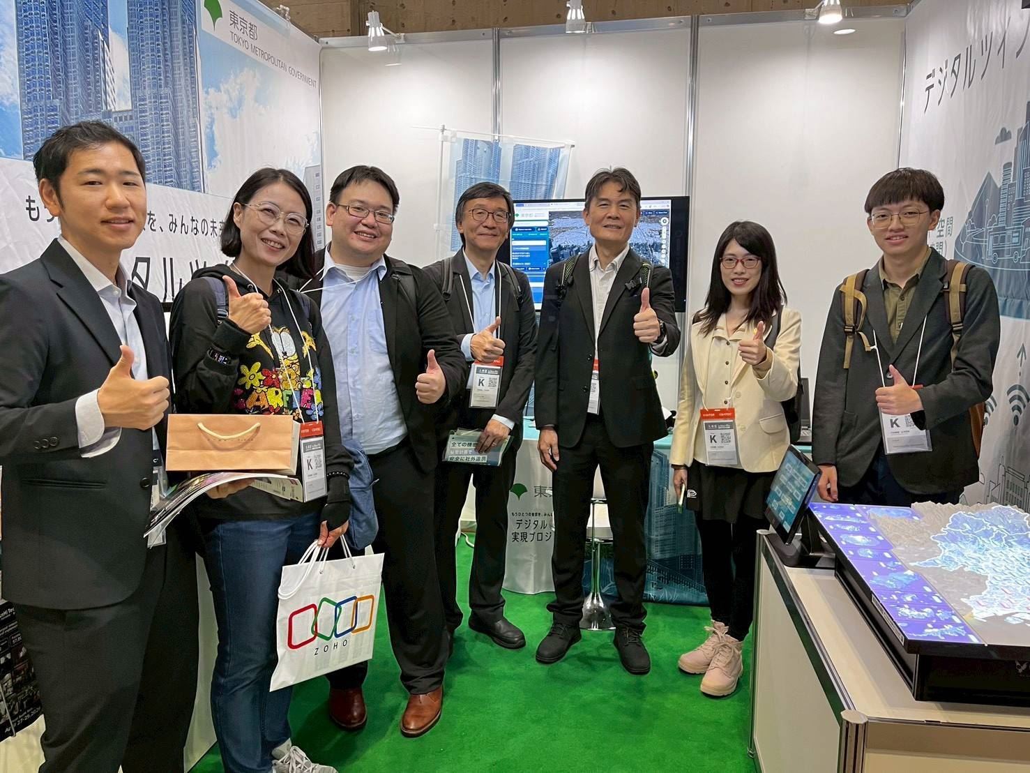 高雄市訪團與東京都數位服務局代表(左一)合影。