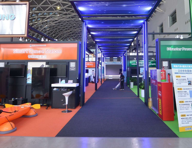 民眾參觀智慧城市數位轉型應用成果