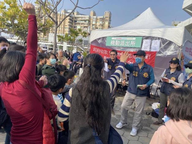 苓雅警舉辦「冬日遊樂園番外篇」防詐有獎徵答與摸彩宣導活動 限量刑事熊公仔萌翻珊瑚礁群