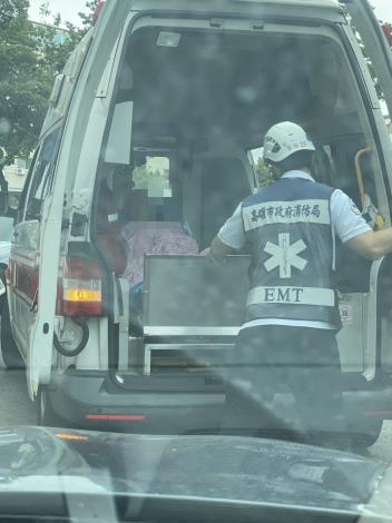 男子欲前往洗腎身體不適，恐生意外報警協助 警到場男無意識警協助送醫 