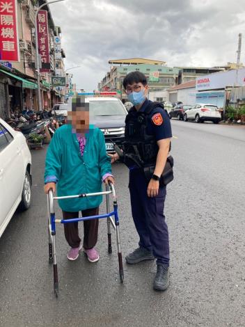 老嫗外出散步迷途，幸獲三多暖警協助返家