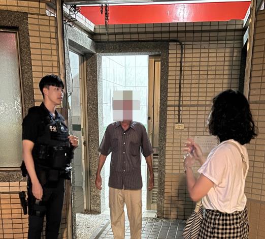 老翁活動中心如廁誤遭反鎖，凱旋警速解圍