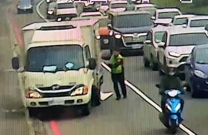 小貨車拋錨卡引道 交整員警幫忙移置