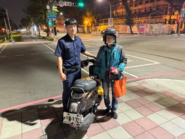 六旬婦遛狗迷途 凱旋警協助指引安全返家