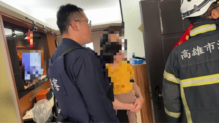 幼童誤鎖門父親門外焦急求助 警消合力破門助脫困