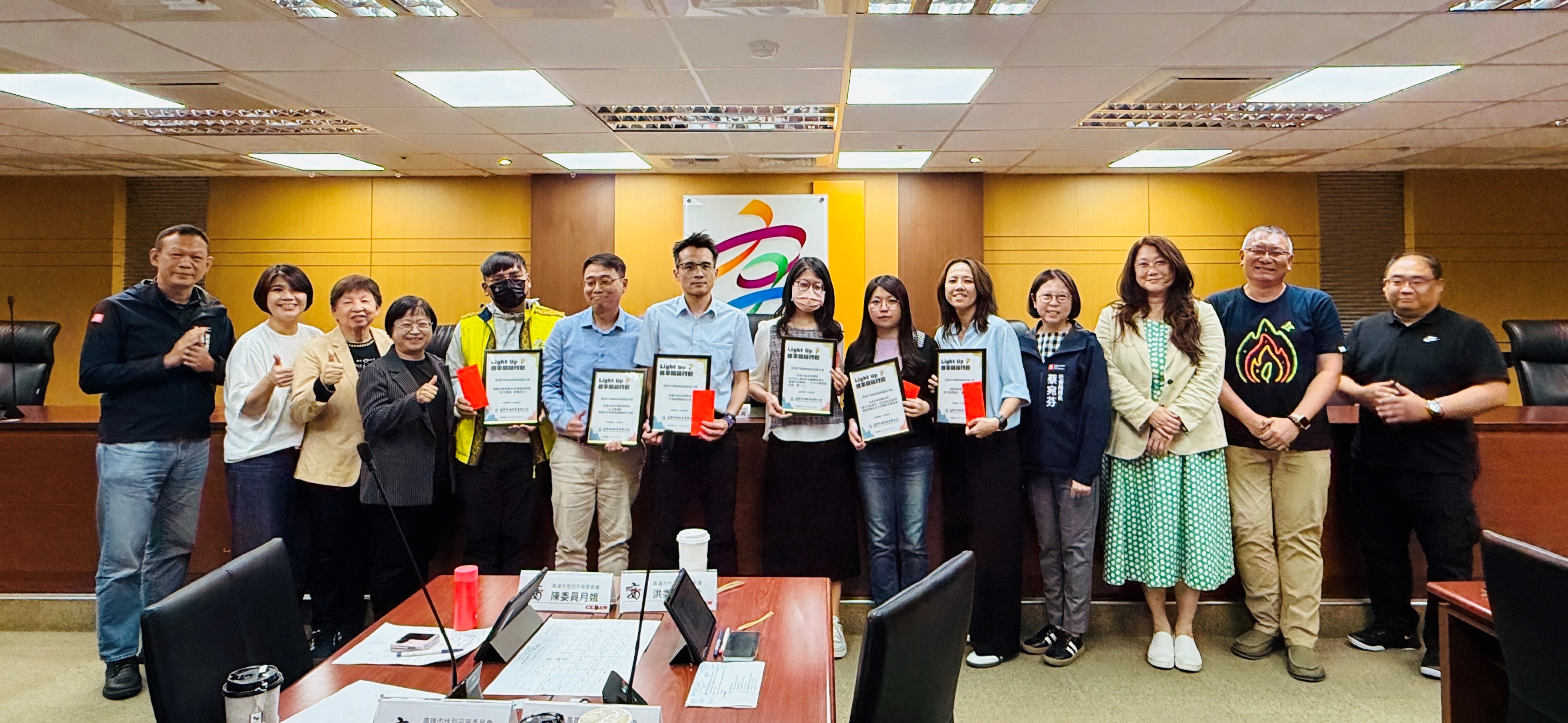 115年「Light Up！性平開箱行動」－優選6項性平措施，由性平辦執行長張家興頒予獎狀及獎金