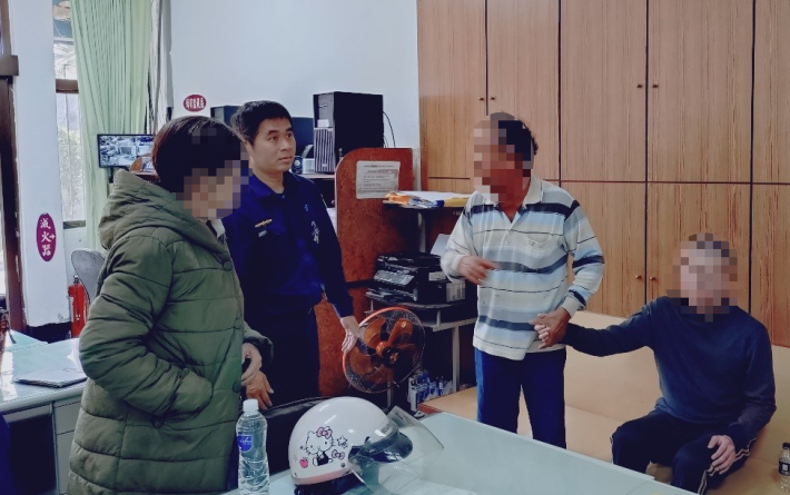 弱勢男子迷失返家路，旗警協助重回避風港