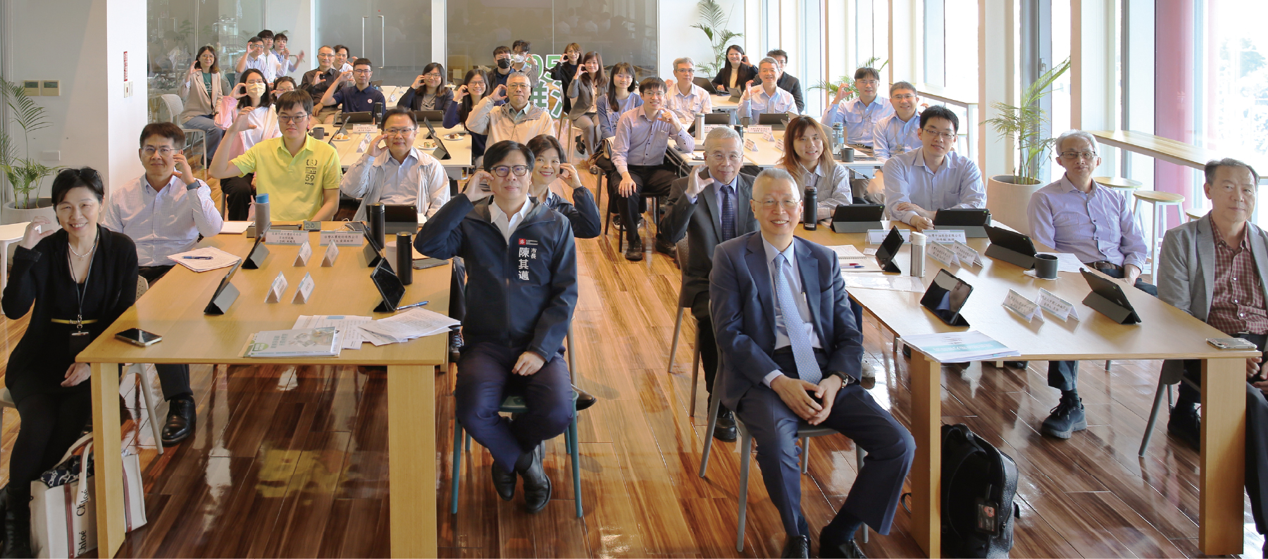 首頁Banner：2025淨零學院辦理產、官、學 CCUS關鍵負碳技術交流，力促碳循環價值鏈落地，照片為會議參與人員合影