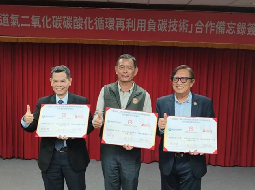 國原院副院長陳明輝(左)與台糖砂糖事業部執行長黃正忠(中)、耐斯企業總廠長張志毓(右)簽署合作意願書。圖／台經院提供