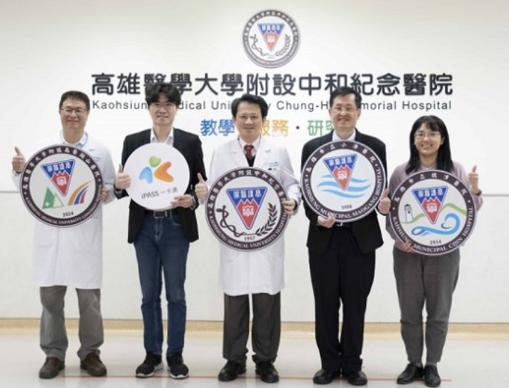 圖／高醫醫療體系攜手一卡通公司導入「綠色交通減碳服務」，象徵跨院區、跨專業合作正式啟動，將員工日常通勤轉化為可量化、可追蹤的醫療永續行動新典範。圖左起分別為：高醫岡山醫院李經家副院長、一卡通鄭鎧尹總經理、高醫王照元院長、小港醫院洪志興院長、旗津醫院蔡宜純院長。