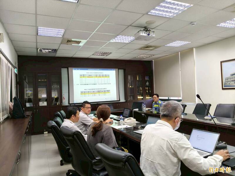 環保局進廠協助業者盤查。(記者陳文嬋攝)