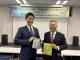 日本眾議員青柳仁士（左）為本書寫推薦文，與台灣淨零科技方案推動小組主任林耀東（右）合影。