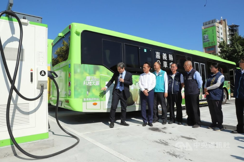 嘉義縣政府斥資採購10輛低碳電動大客車，並設置全新充電場站，11日在嘉義縣公車處亮相，縣長翁章梁（左2）出席啟用典禮。中央社記者蔡智明攝　114年12月11日