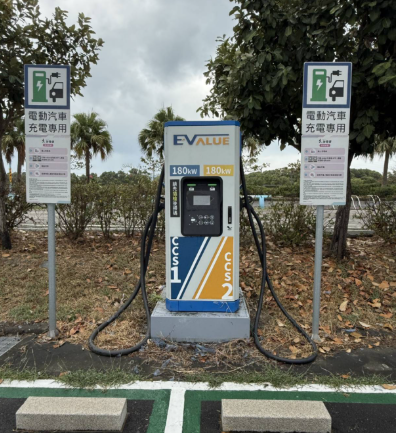 鵬管處為實行綠能領航淨零永續目標，在「大鵬灣遊客中心」及「濱灣碼頭」兩處停車場，各設置一座二槍之高效快充站。（記者鄭伯勝攝）