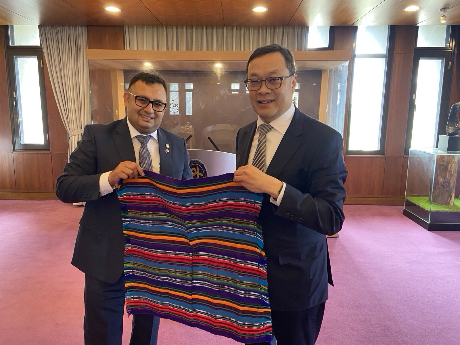 ▲瓜地馬拉交通部次長蘇利亞諾（José Fernando Suriano，左）致贈外交部政務次長陳明祺（右）紀念品。（圖／外交部提供）
