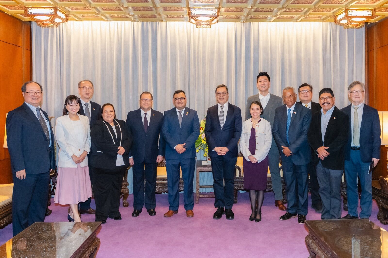 外交部政務次長陳明祺（中）與瓜地馬拉交通部次長蘇利亞諾（José Fernando Suriano，左六）、瓜地馬拉駐台大使艾特維（Luis Raúl Estévez López，左五）及訪團成員合影。（圖／外交部提供）