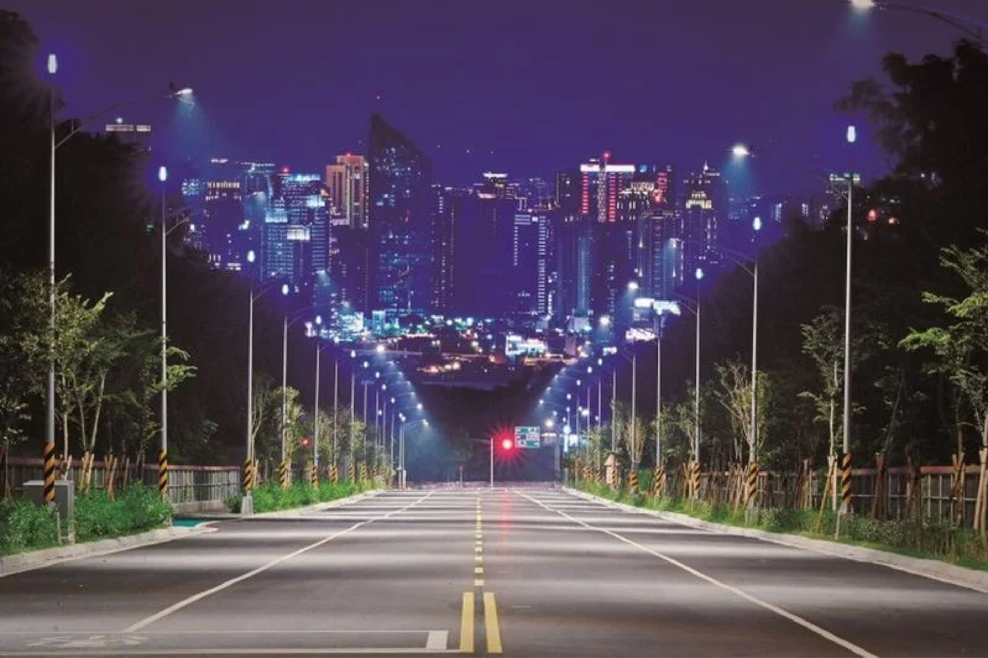 市府執行節能路燈汰換計畫,陸續拆除老舊耗電的路燈,安裝高流明LED節能燈具,打造明亮安全的夜間光環境。
