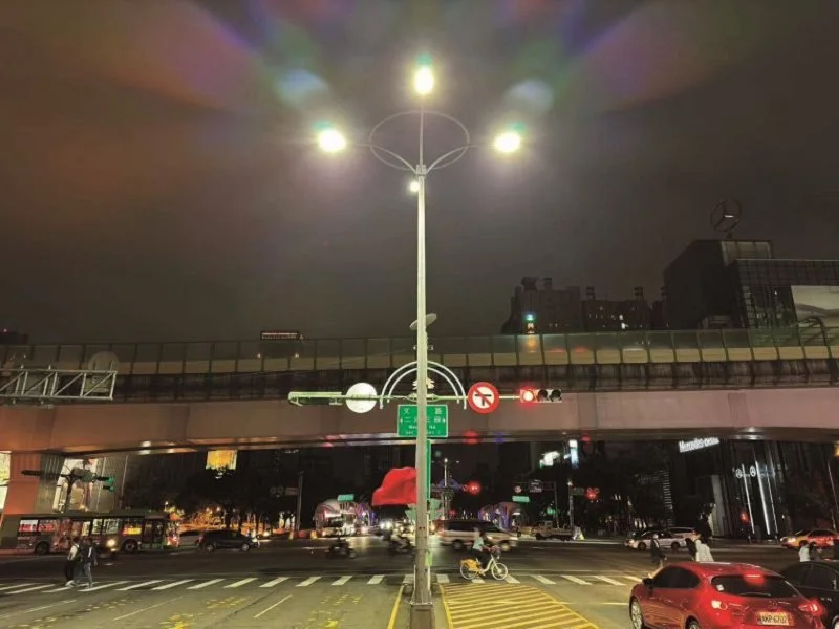 除了替換LED燈具,建設局也規劃於部分路段設置「四臂燈桿」,擴大照明範圍,提升照明亮度。