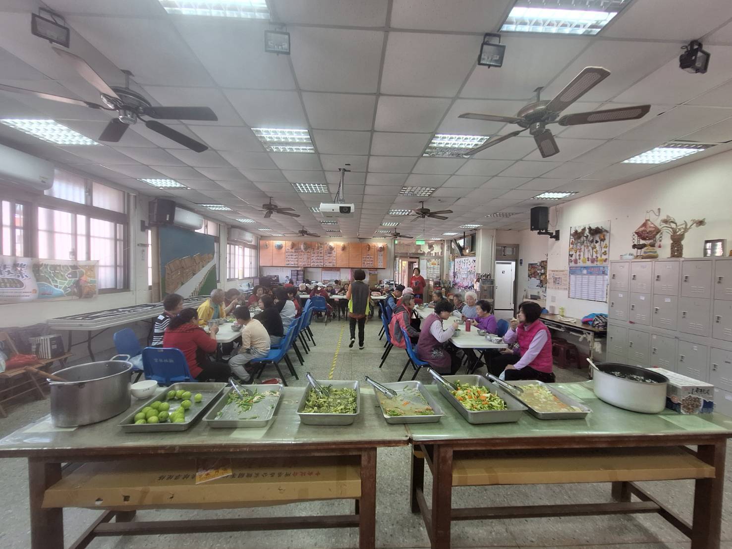 關懷據點低碳共餐，落實在地食材利用並減少一次性餐具。