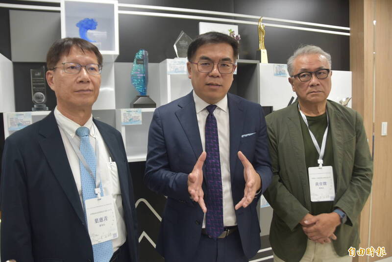 環境部長彭啓明（中）與資源循環台灣基金會董事長黃育徵（右）、永豐餘投資控股公司董事長葉惠青（左）共同出席「沼氣生質能產業聯盟」成立大會，並希望促進生物質資源的再利用，粗估未來1年可創造13.6億度綠電。（記者吳柏軒攝）