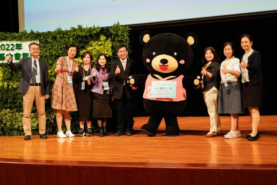 2022教育基金會年會七日在福華國際文教會館舉辦，教育部長潘文忠與來賓合影。