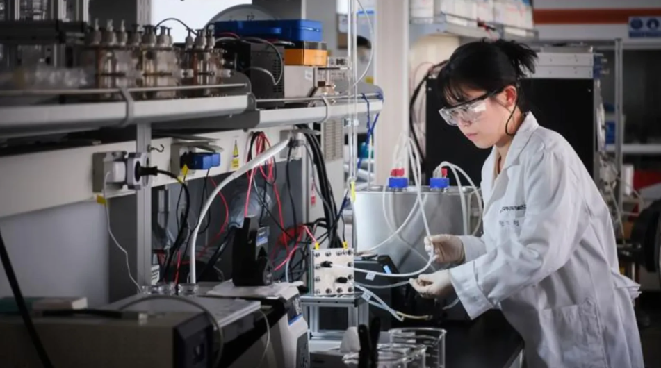 碳布電極在海水中持續產氫達 800 小時