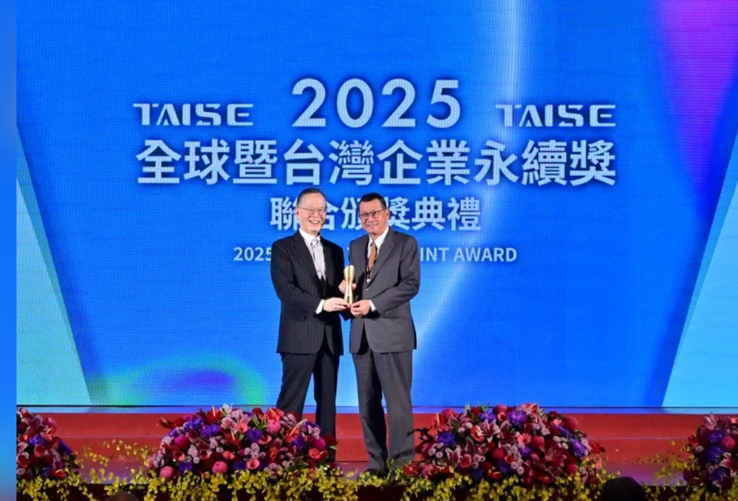 崇越科技榮獲2025台灣企業永續獎─「永續報告金級」及「台灣百大永續典範企業」(圖右為崇越集團副董事長暨永續長賴杉桂)。公司／提供