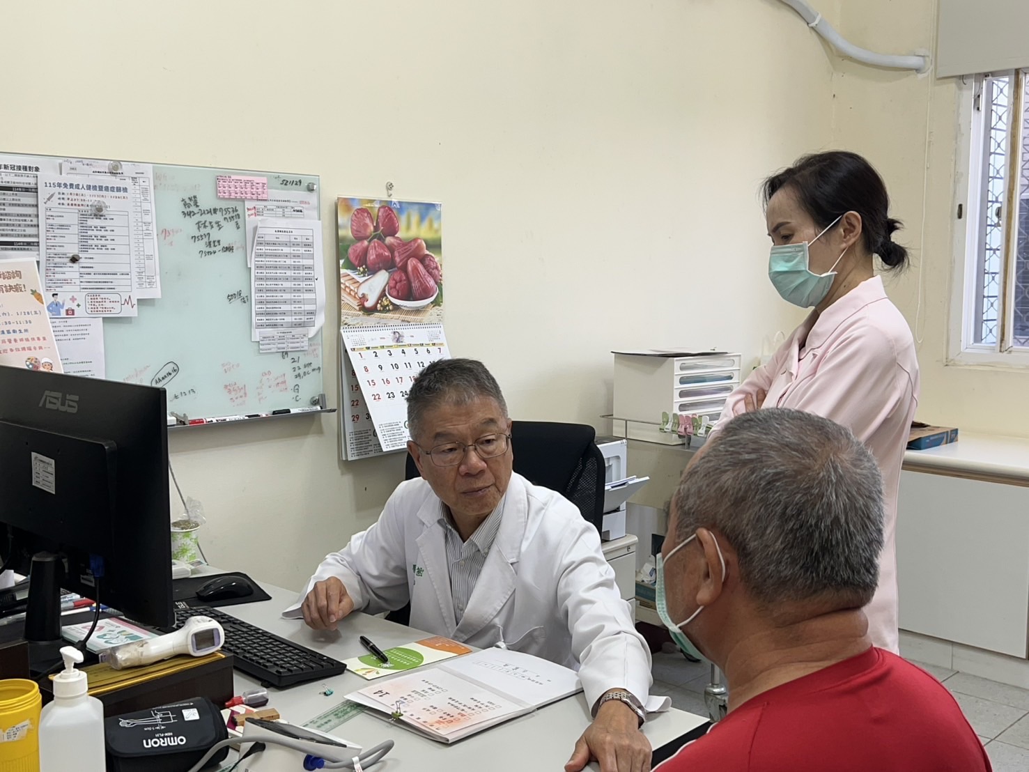 旗山醫院高義然醫師為民眾看診，啟動醫療照護。