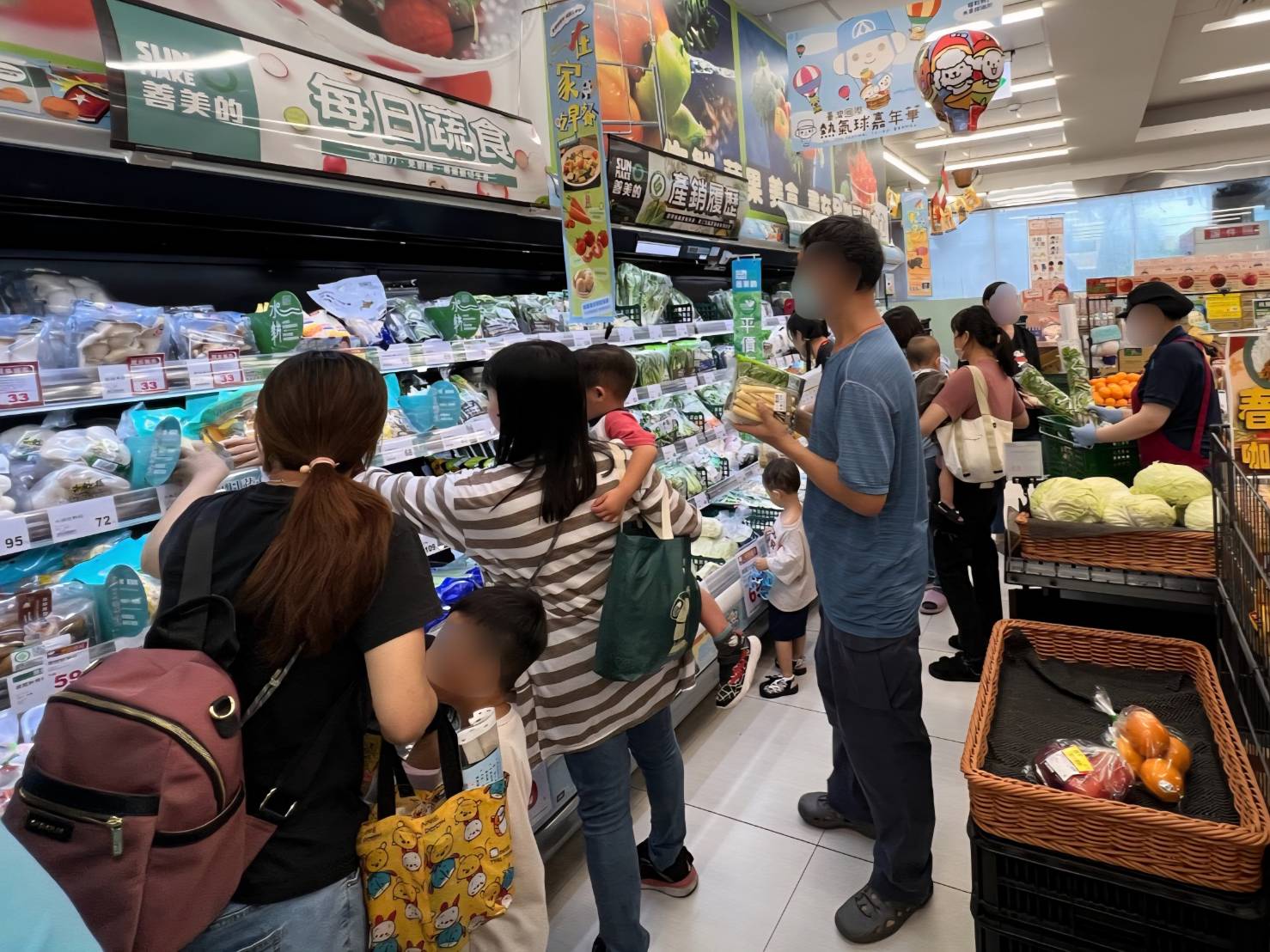 親子家庭共同走入超市賣場參與健康採購活動，透過實地觀察食品標示與食材挑選，將正確的減鹽、減糖營養知識落實於日常生活中。