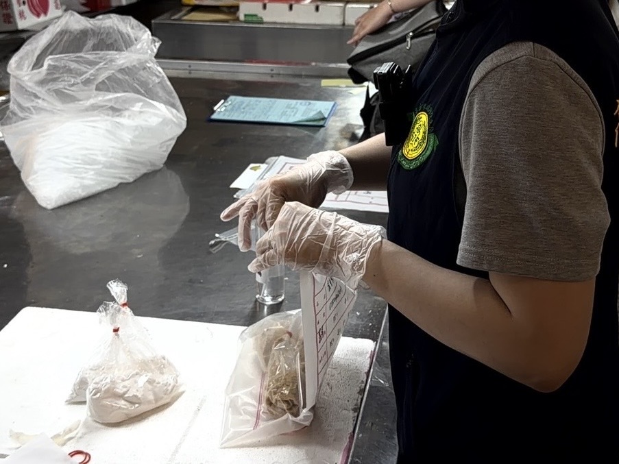 衛生局人員抽驗花生粉