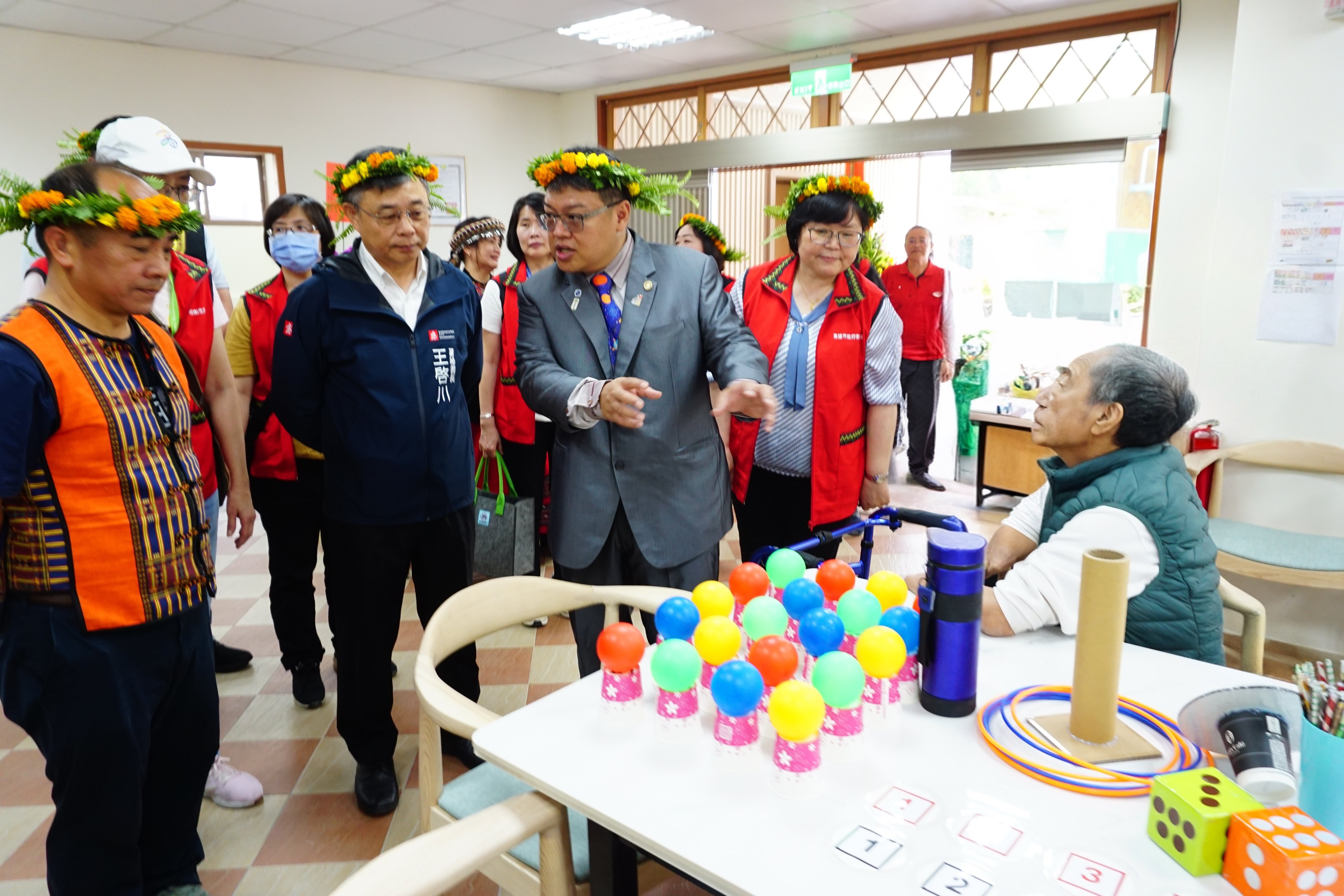 高雄市私立福田樂樂段社區長照機構業務負責人董家宏(左三)向市府王啟川副秘書長(左二)及高雄市議員高忠德(左一)說明機構服務特色。