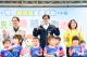 高雄市長陳其邁（中）、高雄市議會議長康裕成（右一）及立委李昆澤（左一）今（21）日於凱旋國小透過唱跳洗手歌宣導預防腸病毒正確洗手五步驟。