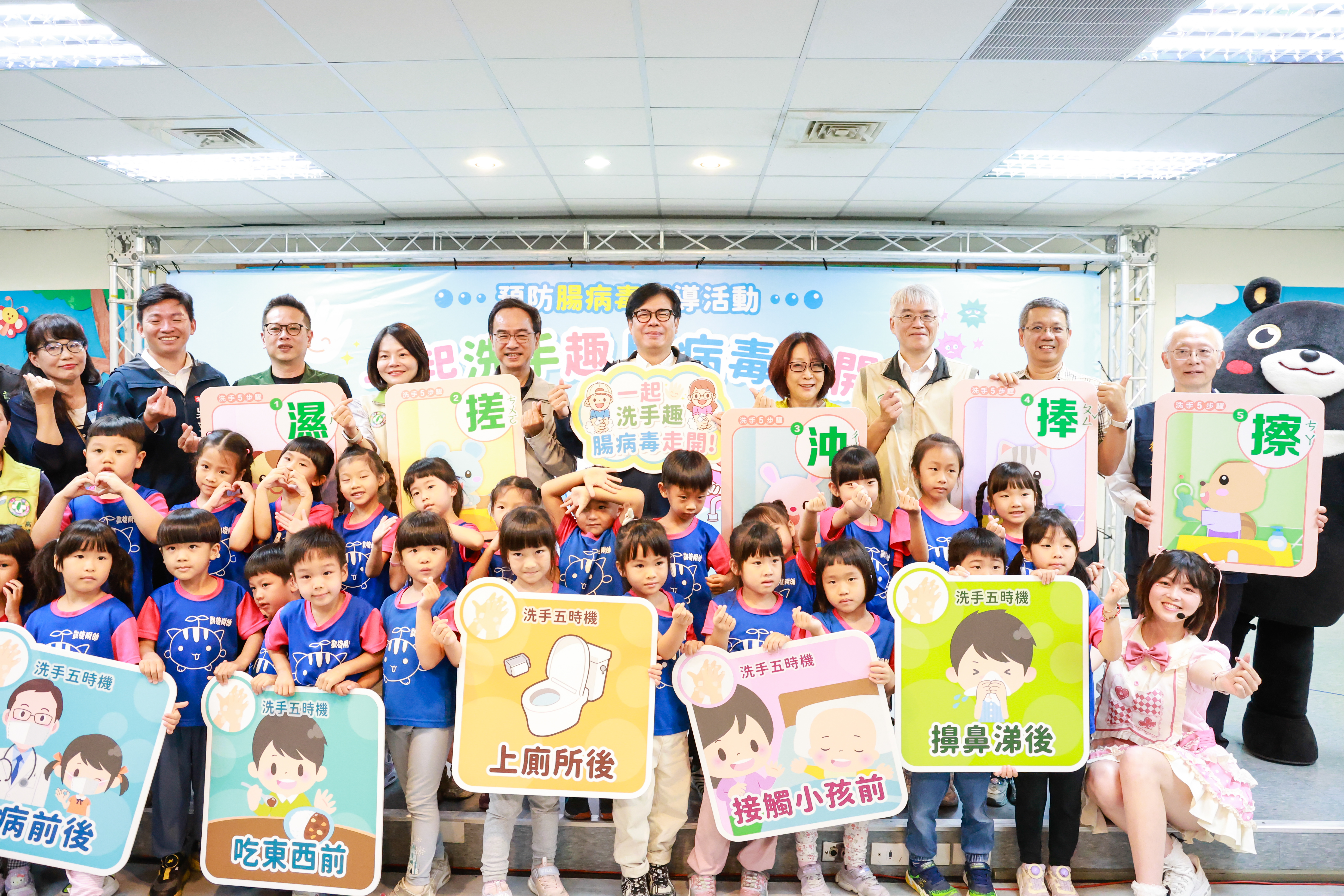 腸病毒流行季節將至,高雄市長陳其邁今(21)日由衛生局及教育局陪同到校園宣導預防腸病毒正確洗手方式。