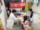 圖2周新凱醫師向小霓幼童家長解說兒童發展篩檢結果（由龍興國小林校長陪同）