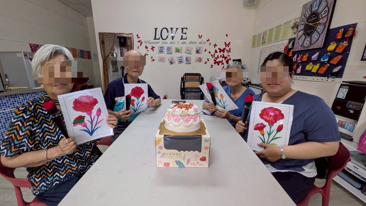 3.據點安排手作活動，讓長輩在動手創作的過程中享受樂趣