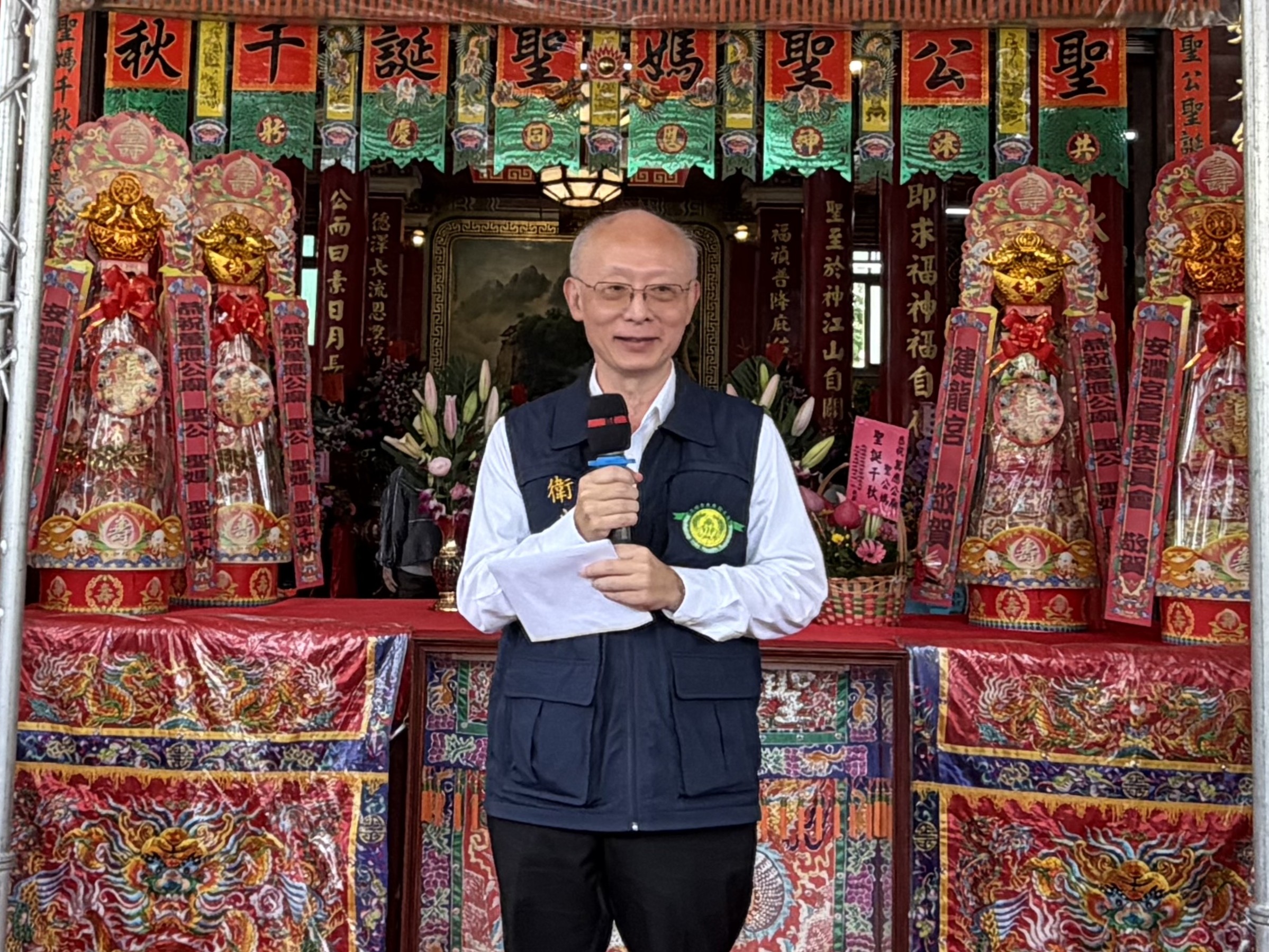 苓雅萬應公廟捐贈甲仙區衛生所眼科設備，今（15）日舉行捐贈儀式，高雄市政府衛生局黃志中局長致詞時感謝廟方捐贈眼科檢查儀器，縮短城鄉醫療差距，展現公私協力落實醫療平權成果。