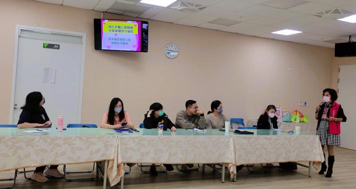 高雄市政府衛生局於12月23日結合新高雄助產師公會林麗英理事長，...