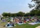 在中央公園草坪上舉辦「有愛相伴野餐日」，長輩們和家人朋友開心相聚，一同度過超chill的野餐時光！