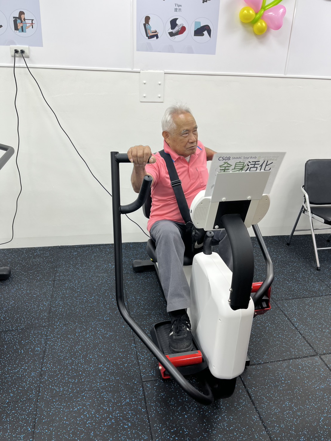 內門老人協進會理事長體驗智能機台
