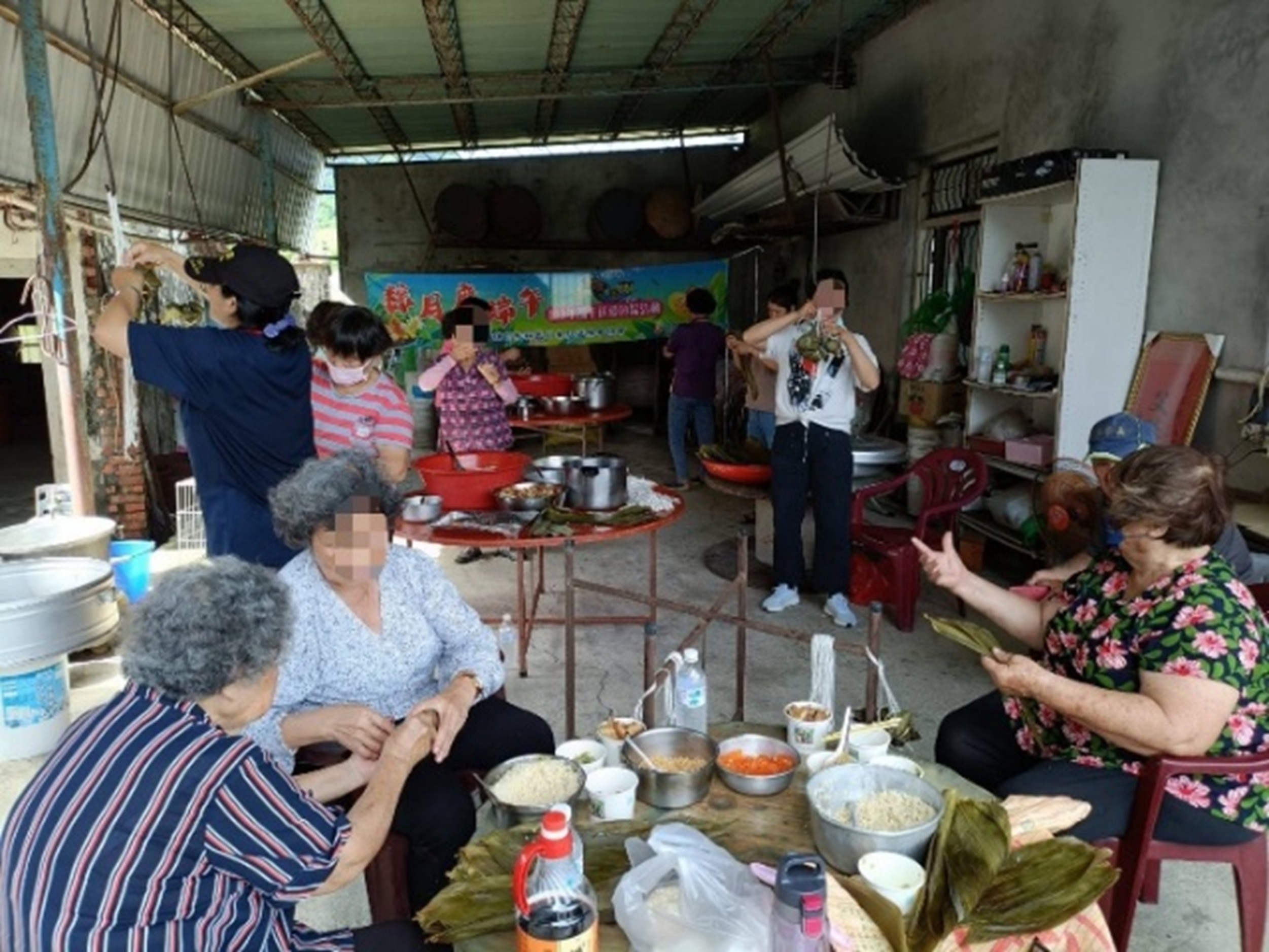 圖2社區據點長輩分享將五穀米取代糯米、內餡搭配瘦肉和毛豆的健康粽。