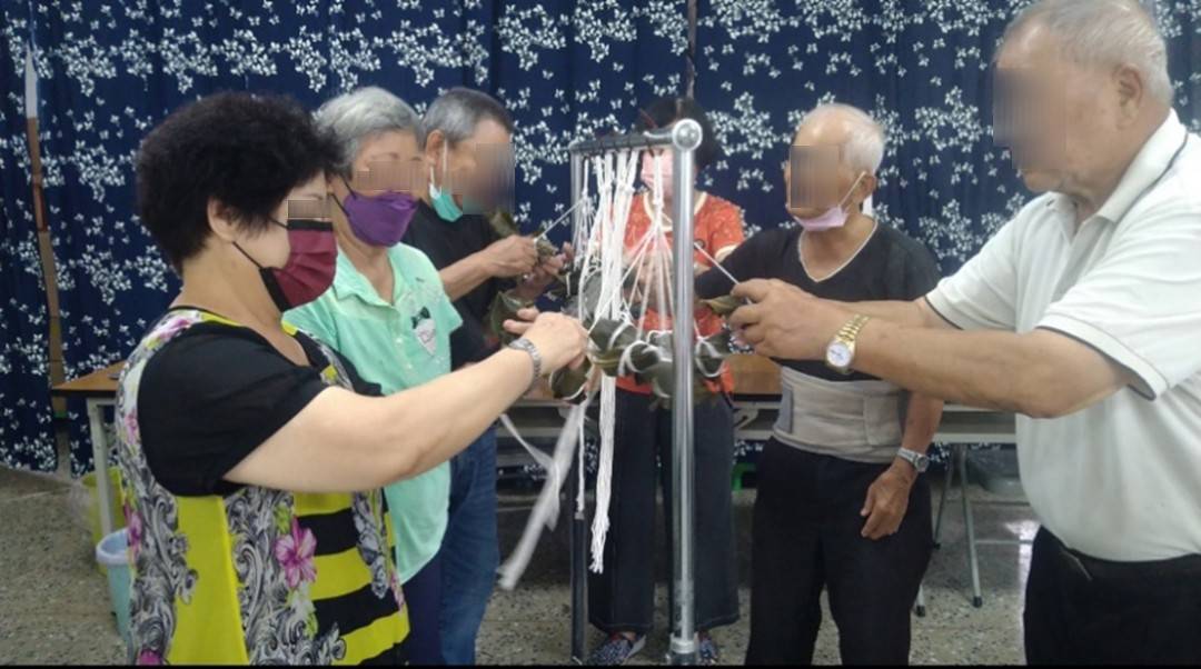 圖1社區據點長輩分享將五穀米取代糯米、內餡搭配瘦肉和毛豆的健康粽。