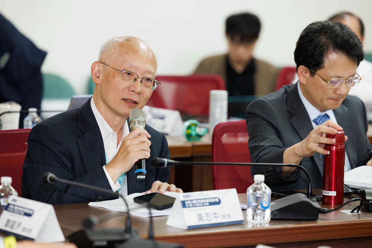 黃志中局長下午參加「健康數據共創平台倡議圓桌論壇」探討健康數據治理與AI發展(左為黃志中局長、右為高雄醫學大學附設中和紀念醫院王照元院長)