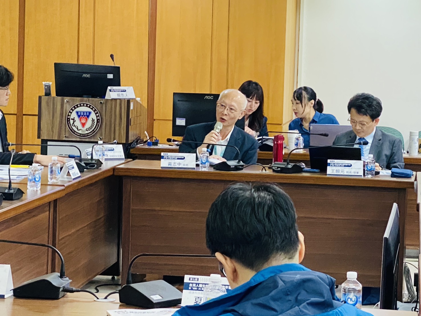 黃志中局長下午參加「健康數據共創平台倡議圓桌論壇」探討健康數據治理與AI發展(左為黃志中局長、右為高雄醫學大學附設中和紀念醫院王照元院長)