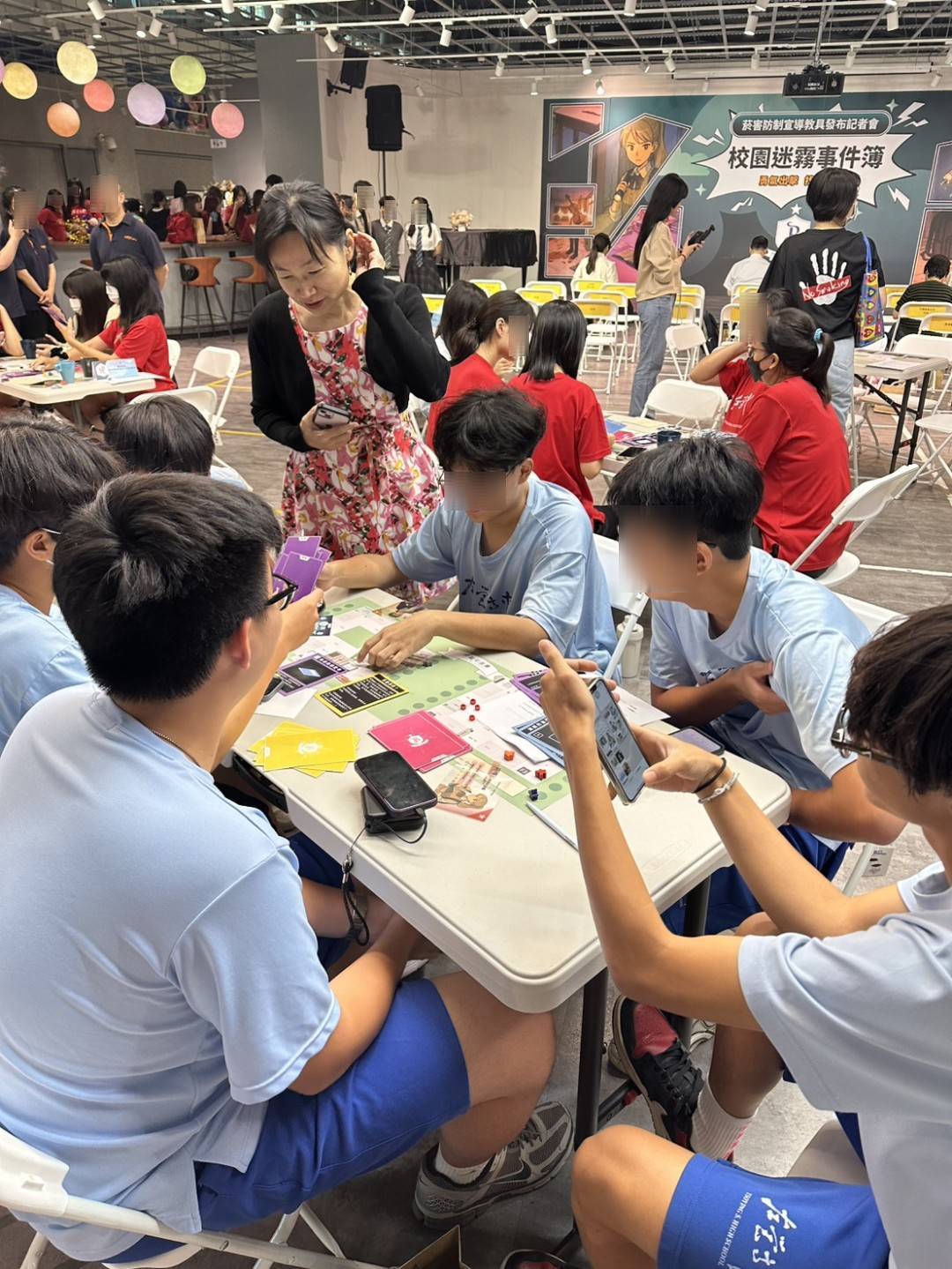 5.高雄市菸害防制教具結合「角色扮演」、「團隊合作」與「勇氣出擊」等互動設計，強化學生對違法供應菸品與使用行為之警覺與法治觀念。