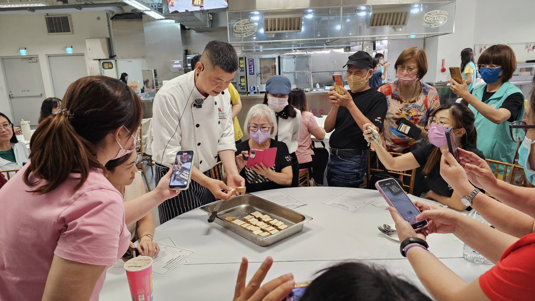 3-萬豪酒店池一明主廚與翰品酒店江進華主廚示範創意軟食料理，展現高雄餐飲業結合營養專業的軟食新風貌