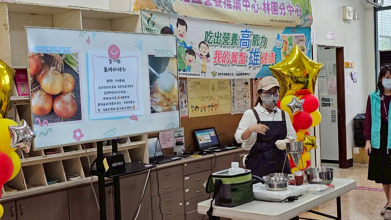 林園區在地業者帶來以洋蔥與黑芝麻奶酪結合的創意料理示範