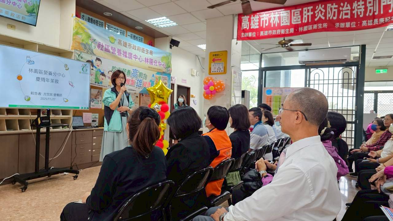 王小星副局長上台致詞並向與會者說明高雄推動營養照護的最新進程