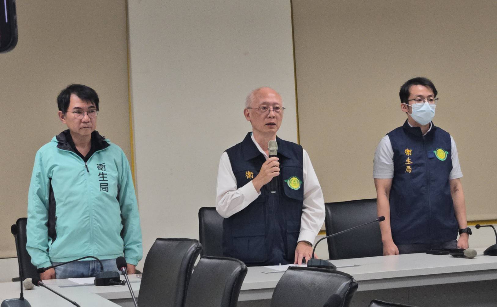 衛生局黃志中局長(中)、潘炤穎副局長(左)、檢驗科林學慶科長(右)召開記者會說明