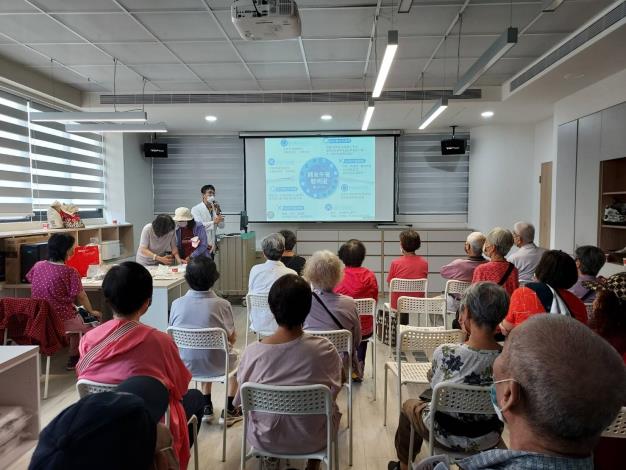 國民健康署調查台灣19歲以上成年人代謝症候群盛行率約35%，為降...